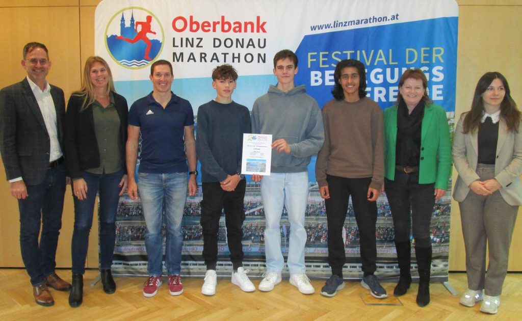 Sieger*innen-Ehrung für „Schule läuft“ beim Linz-Marathon 2022