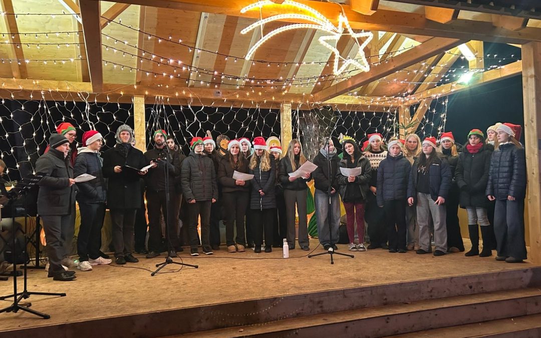 STIMMvolles Adventkonzert verzaubert die Promenade und den Stadtplatz