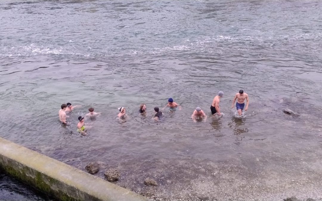 Mutige Eisbader*innen in der Enns