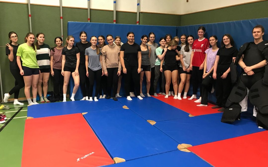 Selbstverteidigungskurs im Sportunterricht