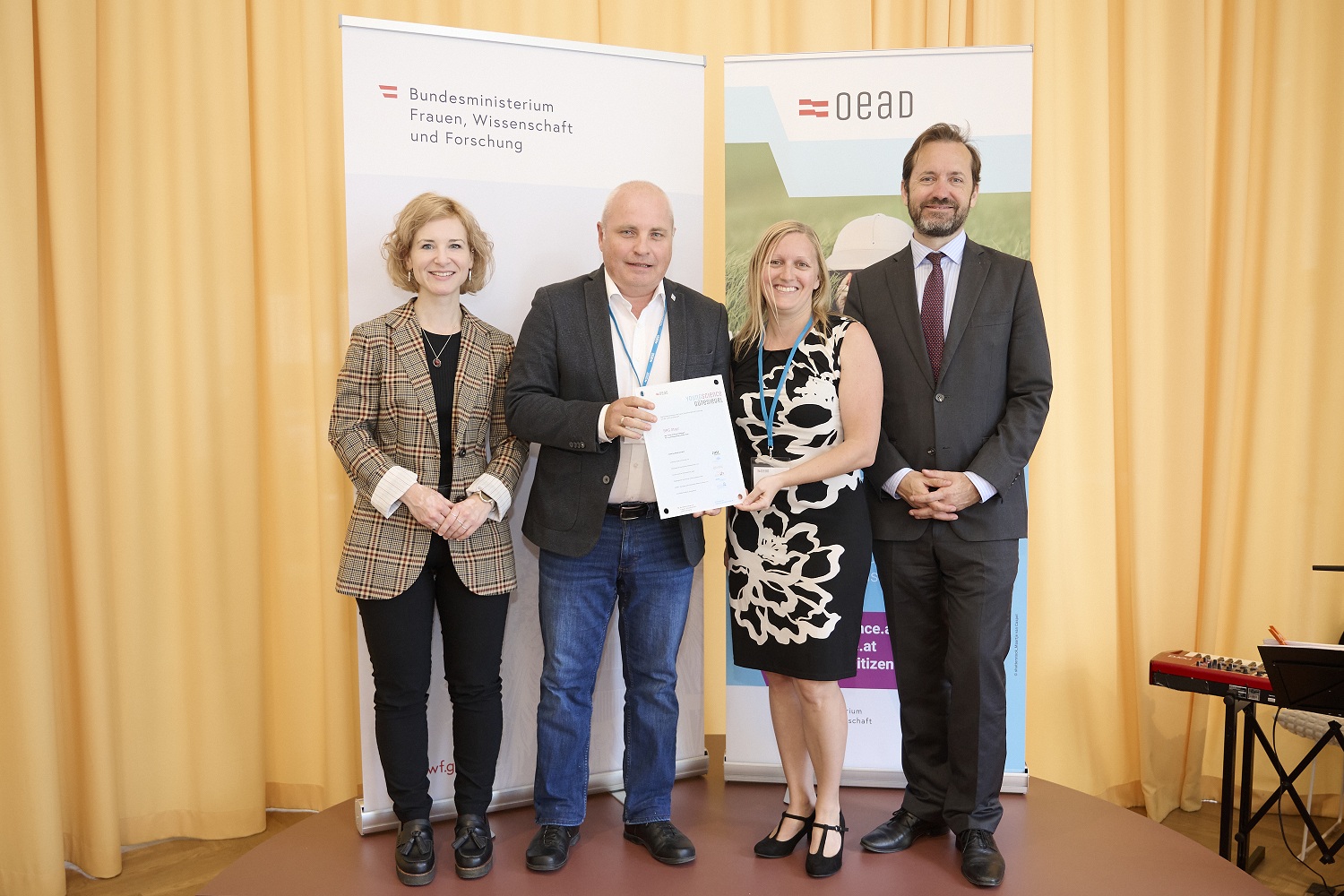 Verleihung Young-Science-Gütesiegel für Forschungspartnerschulen