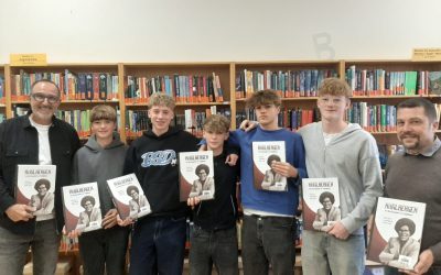 Erziehungsberechtigte der ehemaligen 4S spenden Klassensatz für Deutsch
